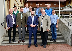 Der Vorsitzende der Europäischen Volkspartei Manfred Weber (in der Mitte zusammen mit Sprecher Sebastian Friesinger) im Kreis der Vertreter der Bürgerallianz Bayern: (v.l. Franz Brunner, Max Bertl, Hans-Jürgen Rosar, Christian Kühn, Michael Jäger, Ma